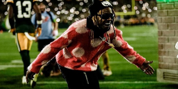 See Lil Wayne Lead Packers Out The Tunnel Before Lions Game